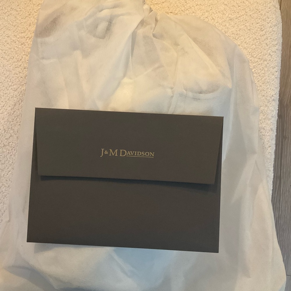 Reduced! NWT. J and M Davidson Silver Leather Small Ray Bag. - Picture 6 of 12